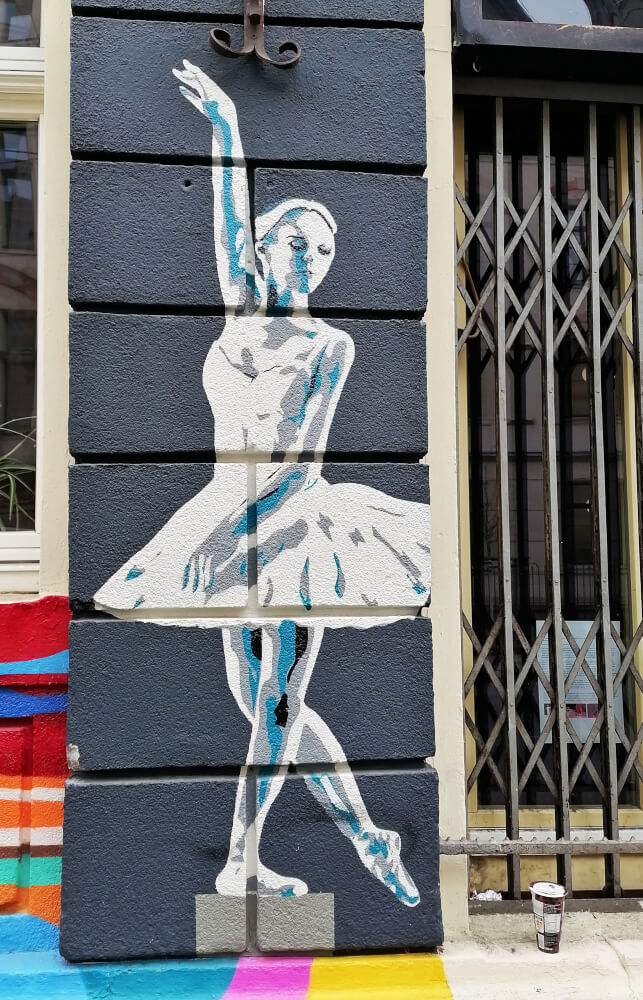 Ballerina an einer Hauswand
